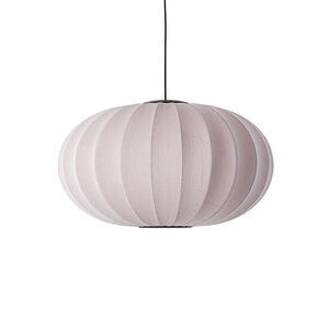 Oval pendellampe i lys pink med strikket struktur, hænger fra sort ledning.